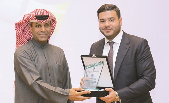 نواف ناجيا يتسلم درع تكريم الدولي﻿