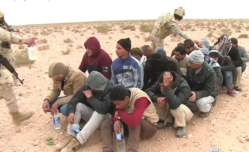 مجموعة من العناصر المشتبه بها عقب القبض عليها ﻿