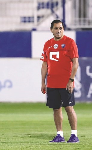 الهلال يقيل مدربه دياز