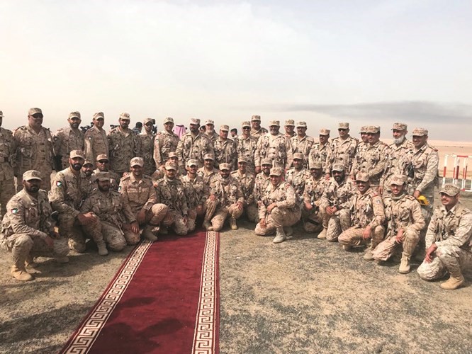 اللواء الركن الشيخ خالد الصالح مع بعض ضباط وأفراد القوة المشاركة في التمرين﻿