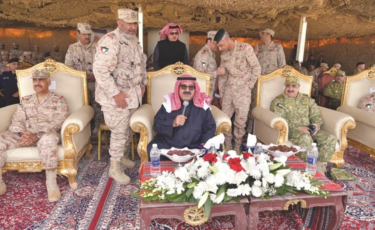 الشيخ ناصر صباح الأحمد متحدثا بحضور الفريق الركن محمد الخضر والفريق الركن مهندس هاشم الرفاعي واللواء الركن الشيخ خالد الصالح	(قاسم باشا)﻿