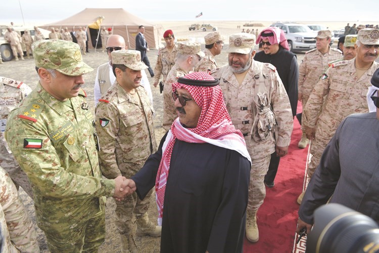 الشيخ ناصر صباح الأحمد مصافحا عددا من القيادات والقوات المشاركة في البيرق 7﻿