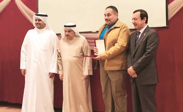 د.عادل الخترش ود.طالب الصراف ود.عادل الميع يكرمون د.طارق خليل﻿