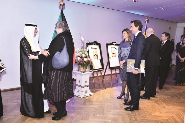 السفير نبيل راشد الدخيل مستقبلا ضيوف الاحتفال﻿