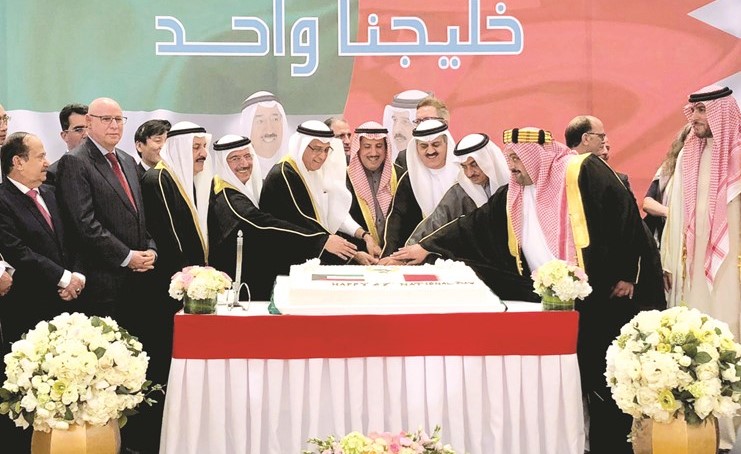 2 رئيس مجلس النواب البحريني ومستشار العاهل البحريني والسفير الشيخ عزام الصباح اثناء احتفال سفارتنا لدى مملكة البحرين بالأعياد الوطنية	﻿