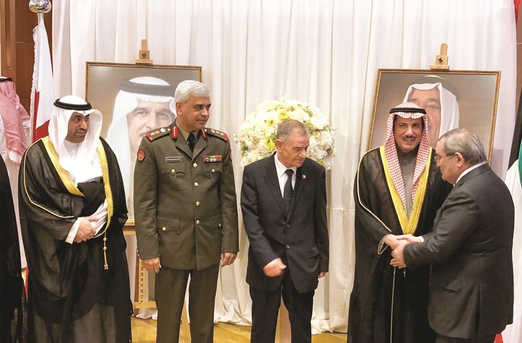 5 عميد السلك الديبلوماسي سفيرنا لدى مملكة البحرين الشيخ عزام الصباح ورئيس المكتب العسكري العقيد ناصر السمحان والمستشار عبدالله الشطي	﻿