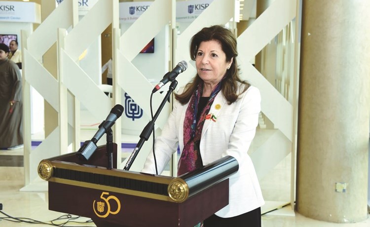 د.سميرة عمر تلقي كلمتها﻿