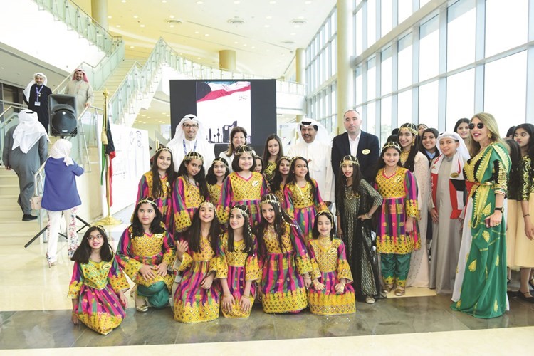 ومع مجموعة من الزهرات المشاركات في الحفل﻿