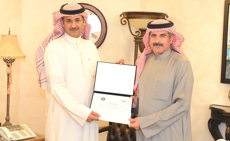 الشيخ مبارك الدعيج يكرم بدر المذن ﻿