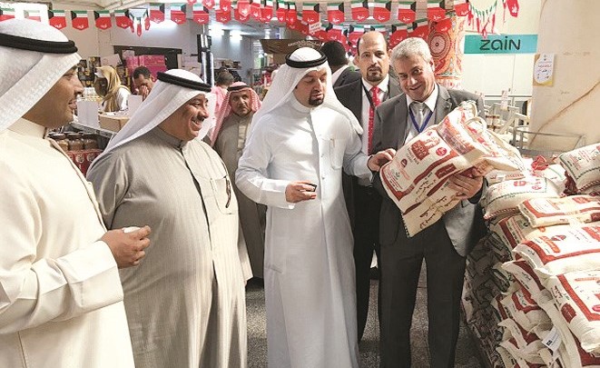 د.حسين الحمادي خلال جولة في مهرجان فبراير﻿