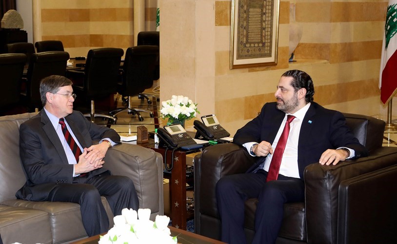 رئيس مجلس الوزراء سعد الحريري مستقبلا نائب مساعد وزير الخارجية الاميركية لشؤون الشرق الأدنى دايفيد ساترفيلد في السرايا مساء امس (محمود الطويل)﻿