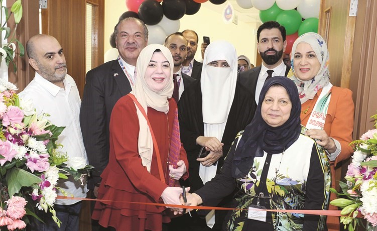 د.ماجدة القطان ود.ليلى بستكي لدى قص شريط افتتاح المختبر﻿