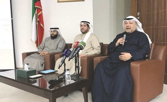 النائب عبدالله فهاد والشيخ عبدالله الأحمد خلال المؤتمر الصحافي﻿