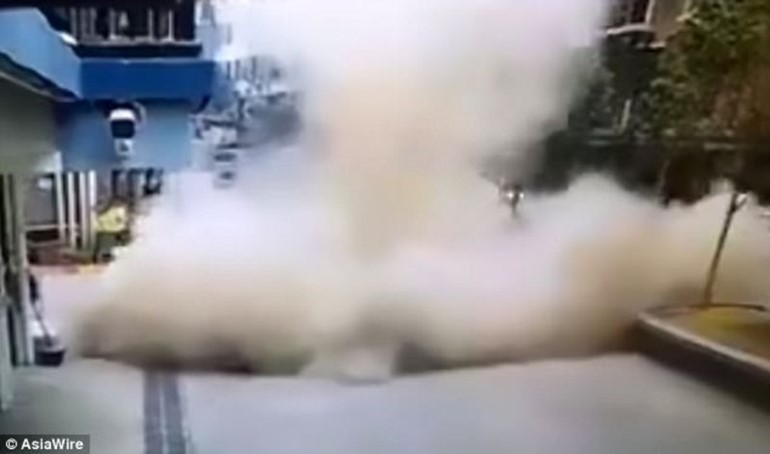 بالفيديو.. انفجار مروّع في خزان صرف صحي بسبب الألعاب النارية