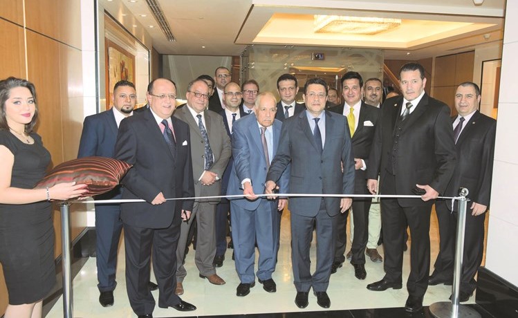 السفير المصري لدى البلاد طارق القوني ومدير عام شركة UNIEXPO مجدي الهواري خلال قص شريط افتتاح معرض عمار يا مصر 	(محمد هنداوي)﻿