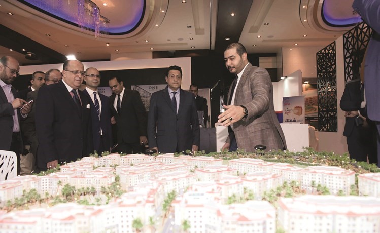 السفير طارق القوني مستمعا لشرح حول أحد المشاريع المشاركة في المعرض ﻿