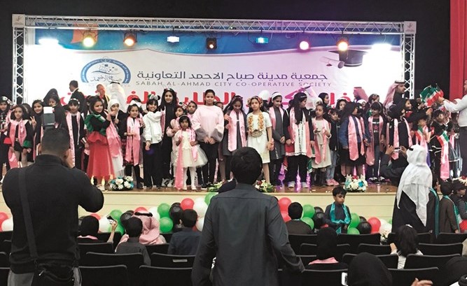لقطة جماعية خلال حفل تكريم متفوقي ومتفوقات منطقة صباح الأحمد﻿