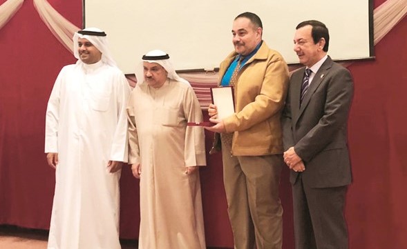 د.عادل الخترش ود.طالب الصراف ود.عادل الميع يكرمون د.طارق خليل﻿