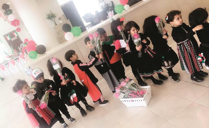مجموعة من الأطفال خلال تسلم هدايا بريد إشبيلية﻿