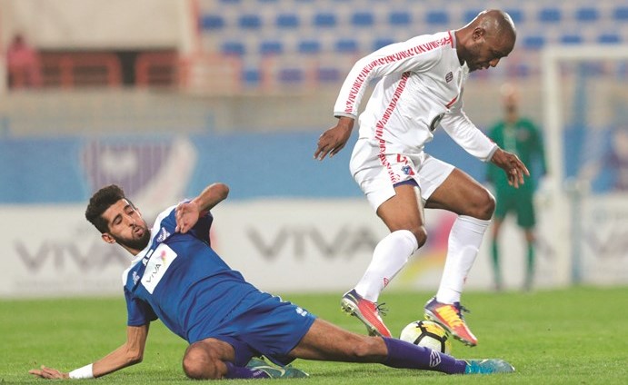 لاعب الكويت محمد كمارا يحاول المرور من أمام يوسف العنيزان(الأزرق.كوم)﻿
