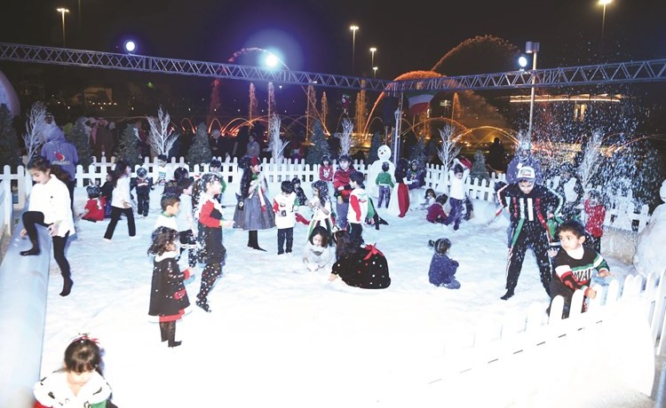 الأطفال يستمتعون باللعب والمرح على الثلج في قرية الثلج بحديقة الشهيد	(محمد هاشم)﻿