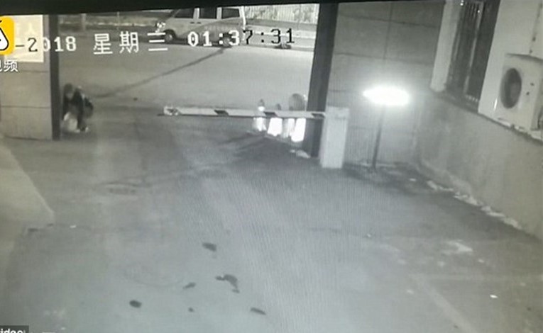 بالفيديو.. رمى طفلاً صغيراً على الطريق في البرد القارص...
