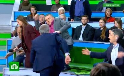 بالفيديو.. عراك بين مقدم برامج وخبير سياسي على الهواء مباشرة