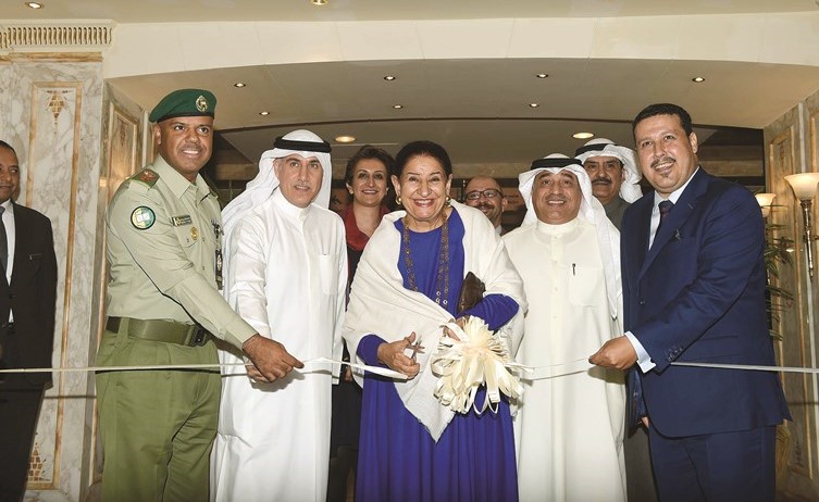 الشيخة شيخة العبدالله ورأفت صبحي وناصر القيسي يفتتحون المعرض﻿