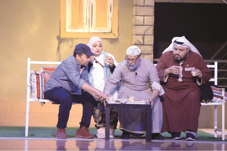 ناصر البلوشي وعبدالمحسن العمر وانتصار الشراح ومحمد العجيمي في مشهد من المسرحية﻿