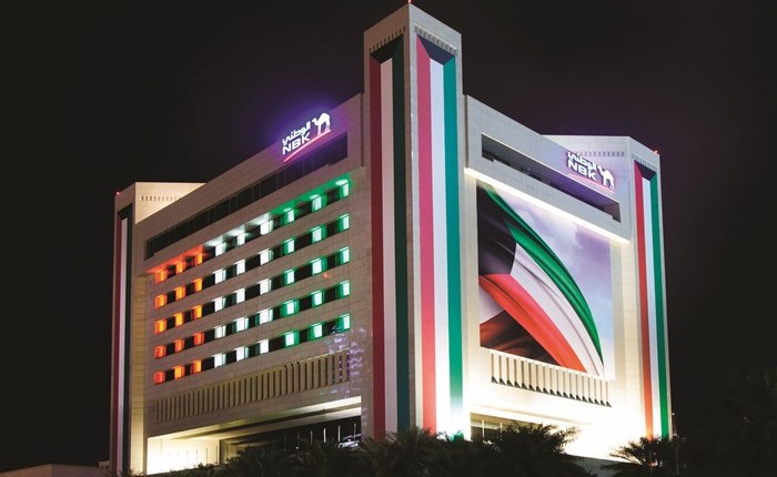 مبنى «الوطني» يتزين بعلم الكويت