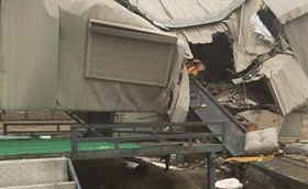 الشاليه بعدتحطمه بفعل سقوط الرافعة﻿