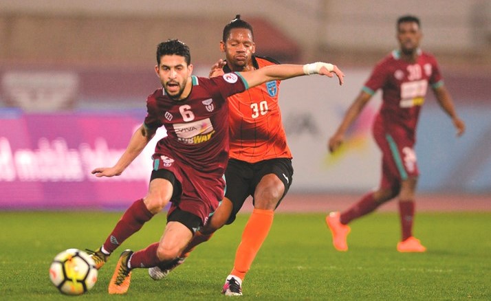 مدافع النصر مساعد طراد يتعرض للمضايقة من مهاجم كاظمة فاندرلي	(الازرق.كوم) ﻿