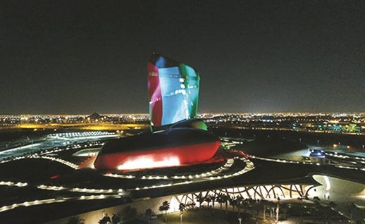 مركز الملك عبدالعزيز الثقافي العالمي توشح بألوان علم الكويت﻿