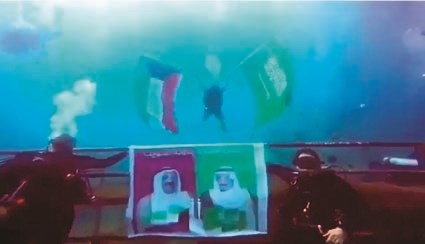 غواصون سعوديون يحملون صورتي خادم الحرمين وصاحب السمو الأمير وعلمي الكويت والسعودية تحت الماء﻿