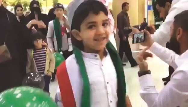 طفل يتوشح بعلم الكويت في مطار الملك عبدالعزيز﻿