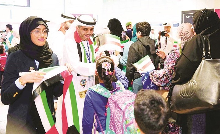 استقبال المواطنين الكويتيين الزائرين لإمارة دبي بالهدايا والأعلام الوطنية﻿