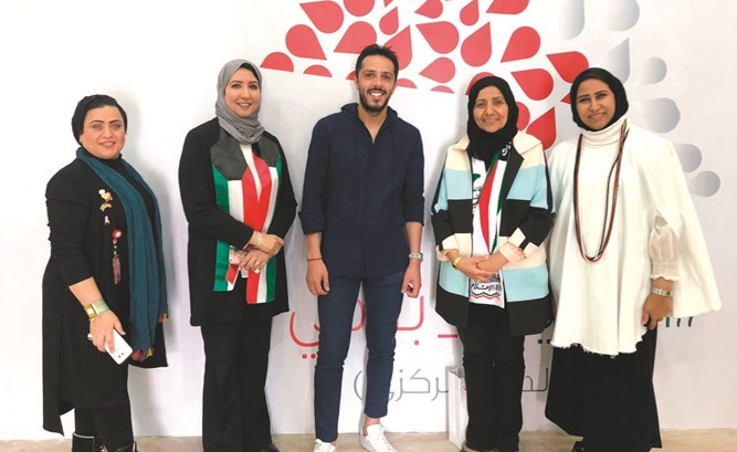  د.حنان العوضي واللاعب محمد جراغ وعدد من العاملين ببنك الدم ﻿