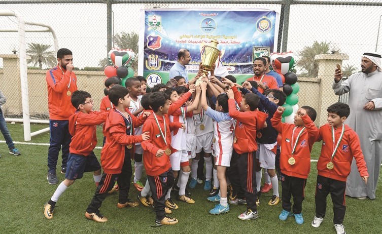 فرحة لاعبي الكويت بالحصول على كأس المركز الاول -(متين غوزال) ﻿
