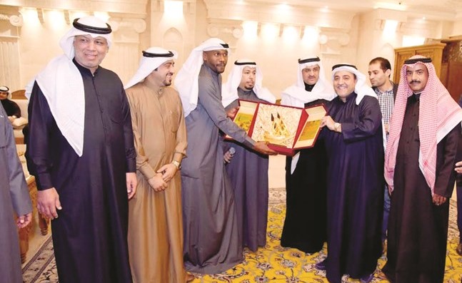 فيصل العمر وأحمد المليفي ورواد الديوانية خلال تكريم فوزي دهش ﻿