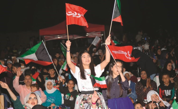جميع غفير من المواطنين في حديقة الشهيد ﻿