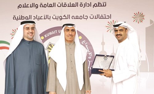 مسؤول بيتك عبدالله السيف يتسلم التكريم من إدارة الجامعة﻿