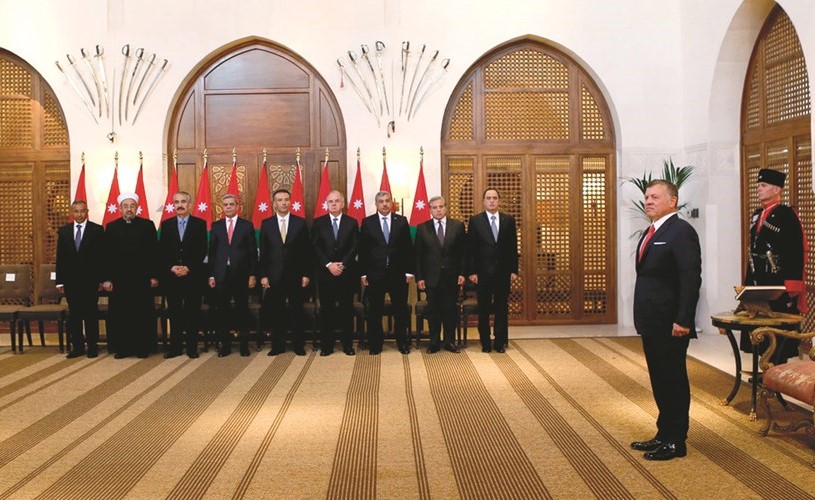 عاهل الأردن الملك عبدالله الثاني واعضاء حكومة الملقي عقب اداء الوزراء الجدد اليمين الدستورية امس	(بترا) ﻿
