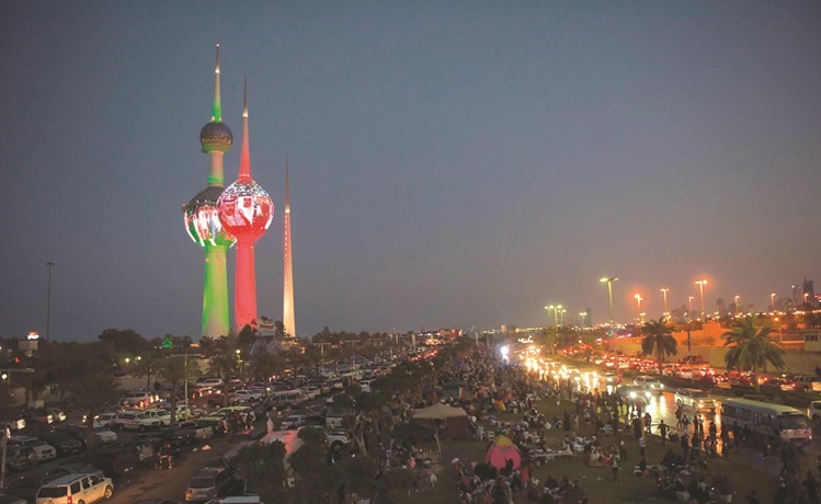 جانب من المسيرات بالسيارات خلال الاحتفالات بالأعياد الوطنية على شارع الخليج﻿