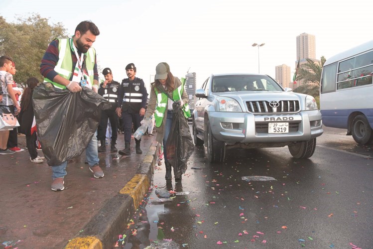 الشيخة الزين الصباح خلال مشاركتها في تنظيف شارع الخليج﻿