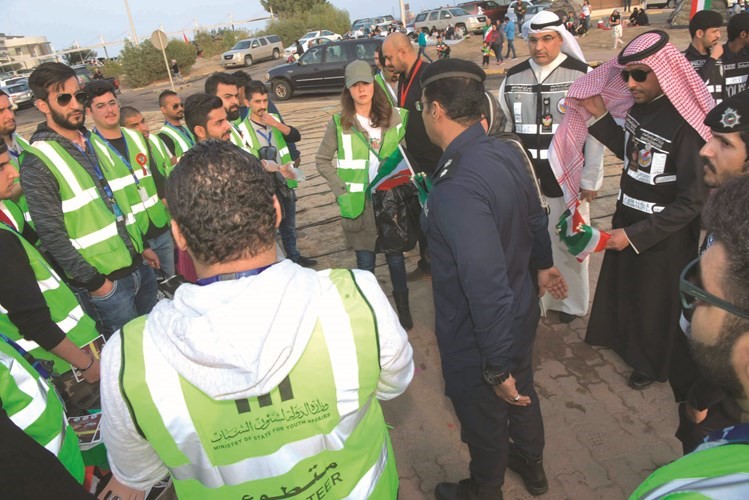 الشيخة الزين الصباح في حديث مع المتطوعين في موقع الاحتفالات بالأعياد﻿