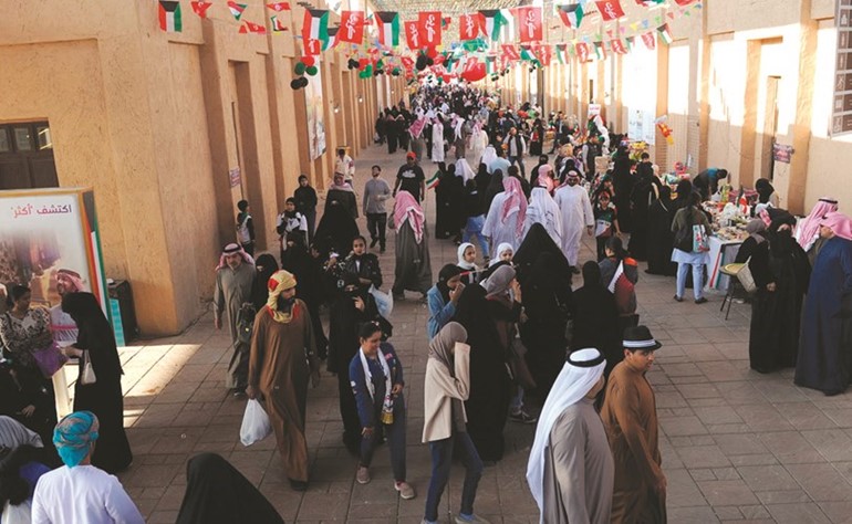 حضور شعبي كبير في قرية صباح الأحمد التراثية ﻿