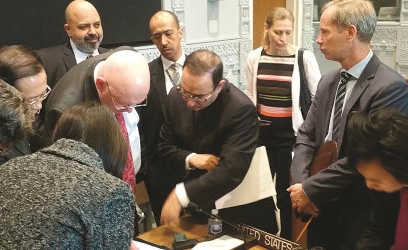 مفاوضات اللحظة الأخيرة بين مندوب الكويت ورئيس جلسة مجلس الأمن السفير منصور العتيبي والمندوب الروسي فاسلي نيبتيزيا﻿