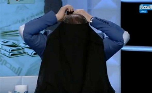 بالفيديو.. إعلامي مصري يرتدي النقاب على الهواء.. ويقول ممكن أعمل أي جريمة محدش يعرفني!
