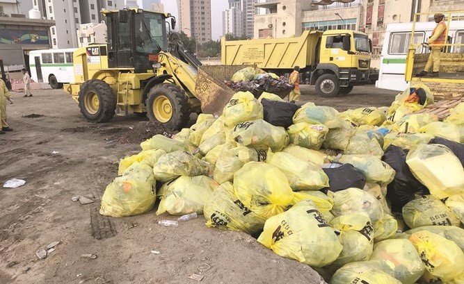 أكياس المخلفات قبل نقلها خارج الموقع ﻿