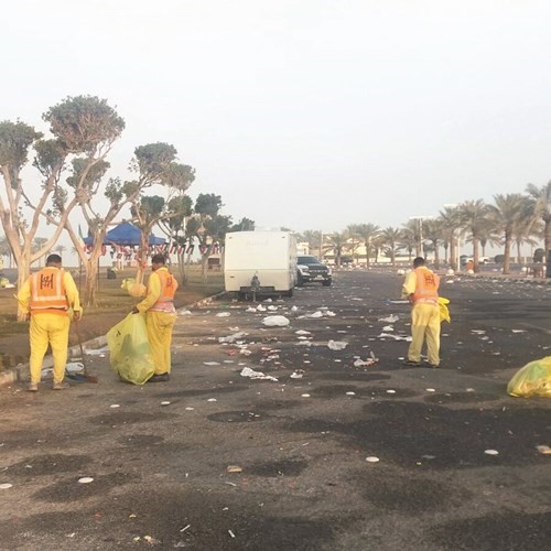 عمال البلدية خلال رفع المخلفات من شارع الخليج﻿